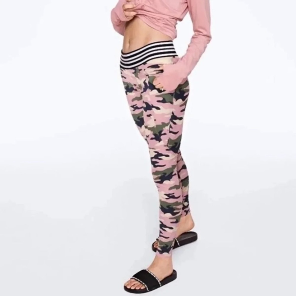 Victoria’s Secret PINK Ultimate Camo Leggings